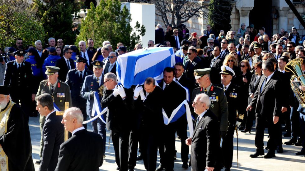 Στιγμιότυπα από το Α’ Νεκροταφείο και από τη Μητρόπολη στον χθεσινό αποχαιρετισμό στον Κώστα Σημίτη.